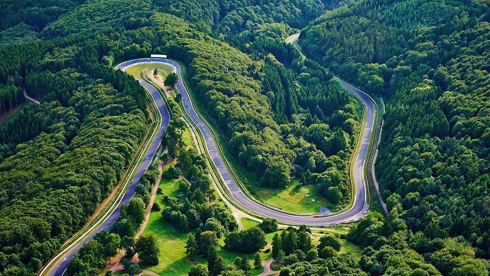 纽博格林赛道自1927年开放以来,这条赛道已被公众用于所谓的touristen