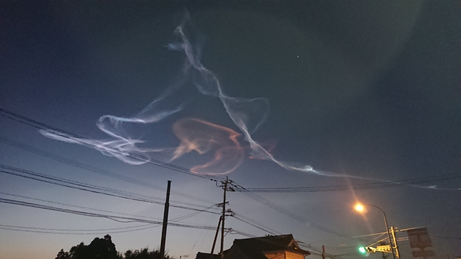 灾难先兆?日本出现五彩"夜光云"似神仙抽烟