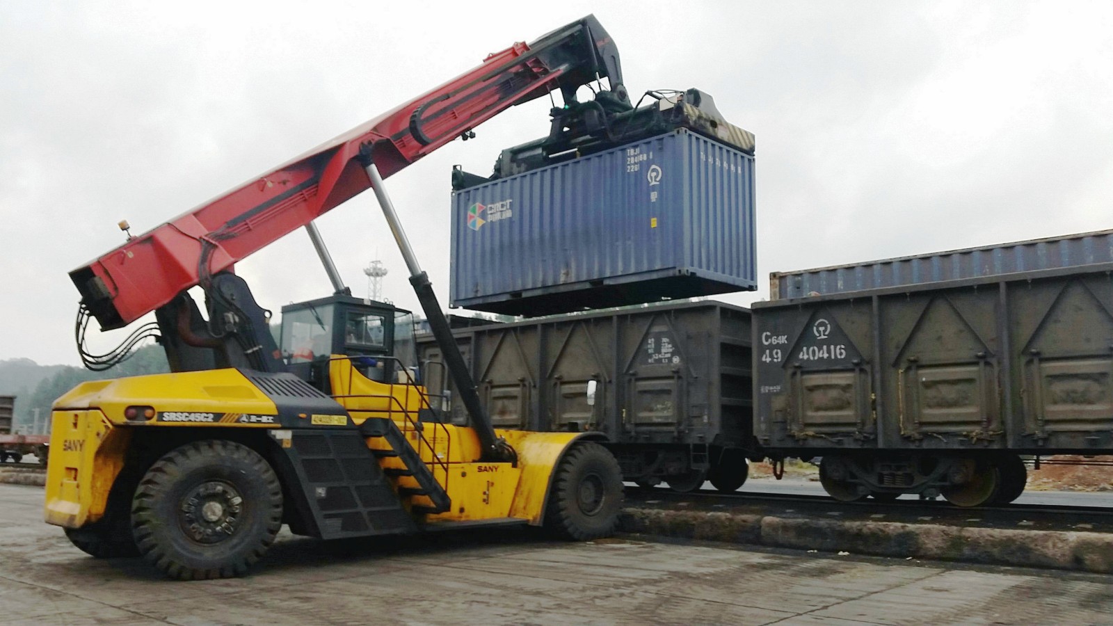 铁路调车作业很危险,特别是晚上更加辛苦,很多人不知