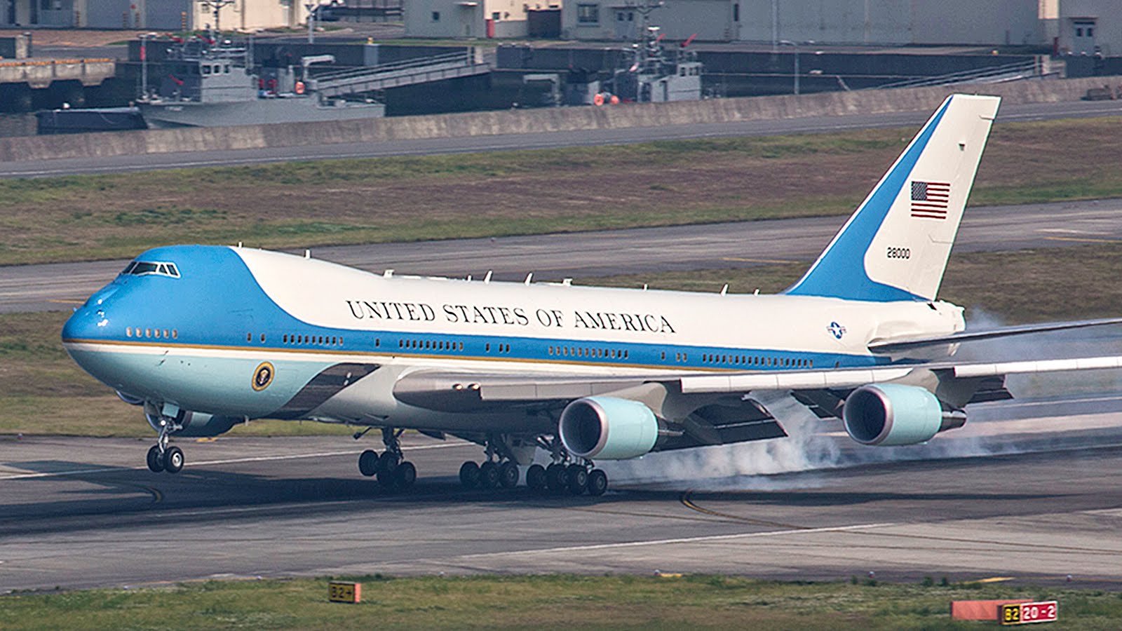 全新"空军一号"将基于两架波音747-8大型客机改造而成.