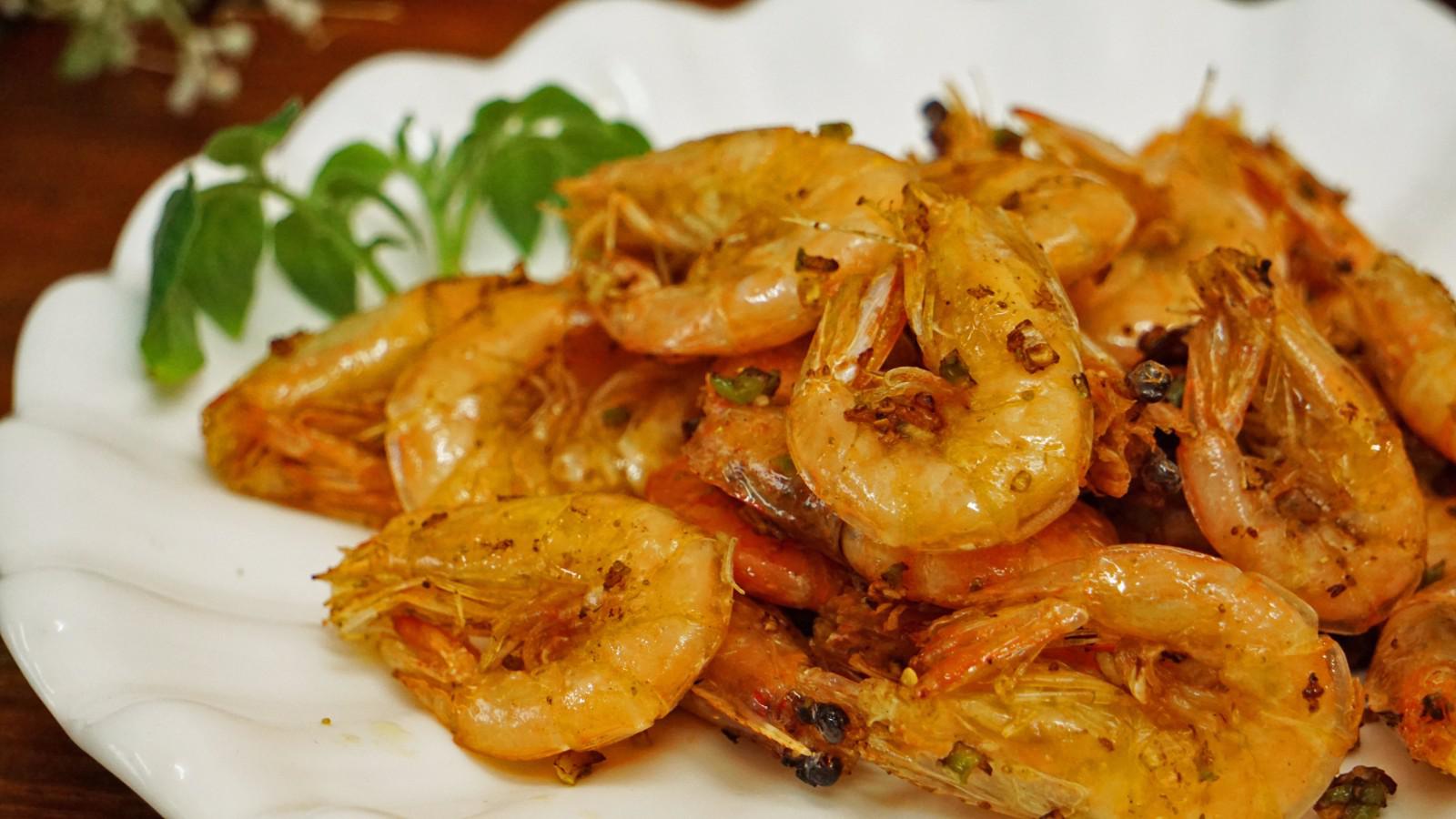 年夜饭吃什么?大厨教你做一道美味又易学的椒盐明虾