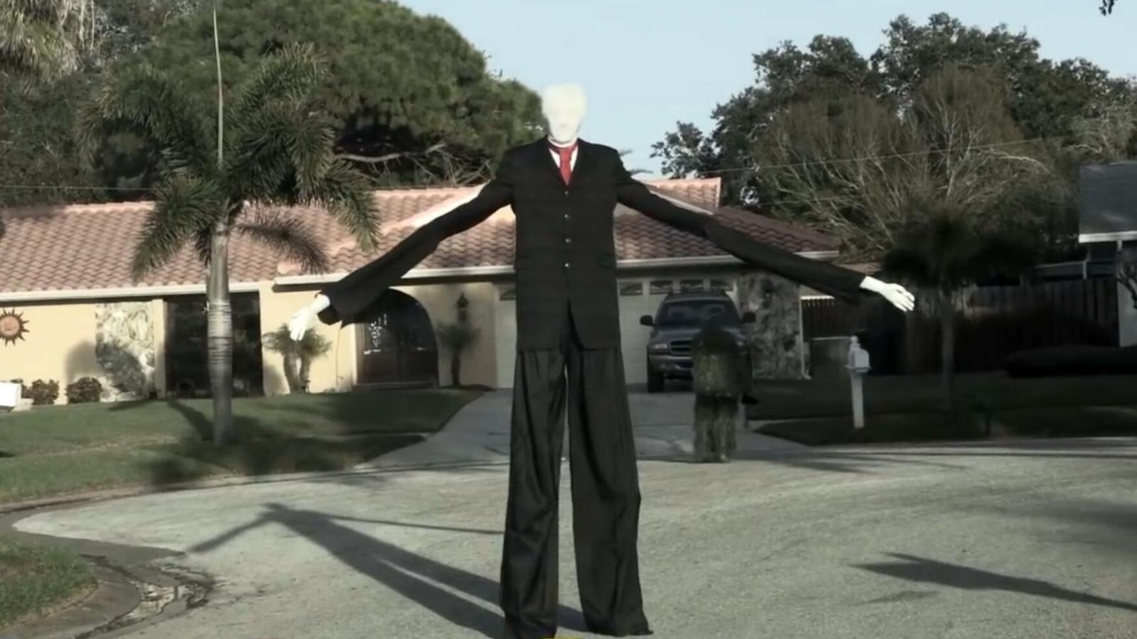 国外小伙扮瘦长鬼影吓唬恶搞邻居,结果.