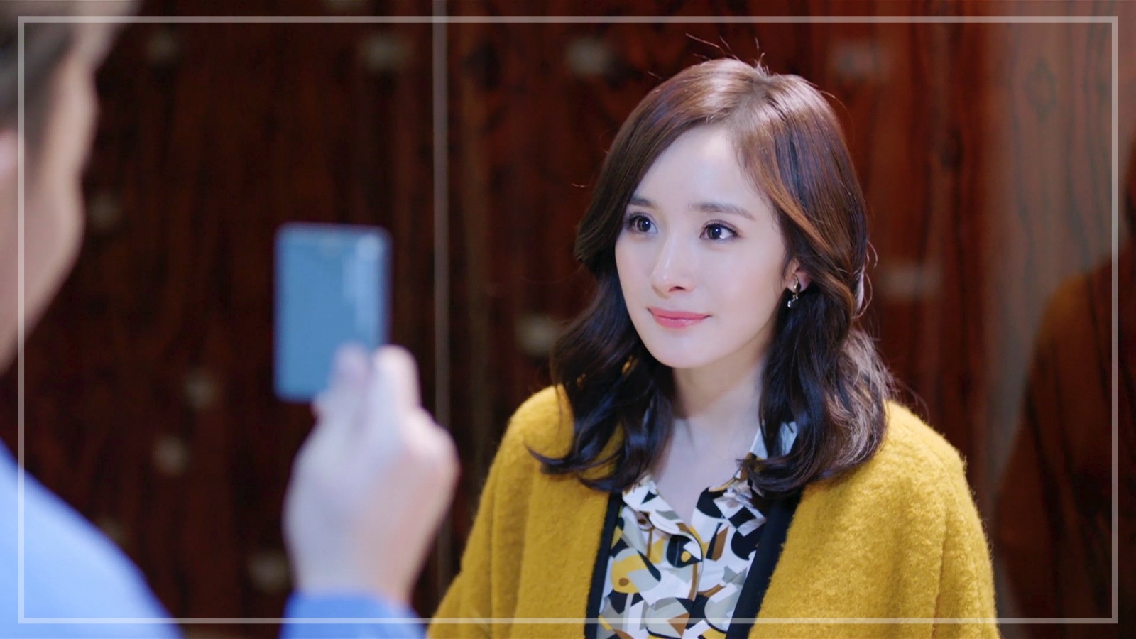 杨幂《谈判官》造型盘点 被赞职场穿搭指南