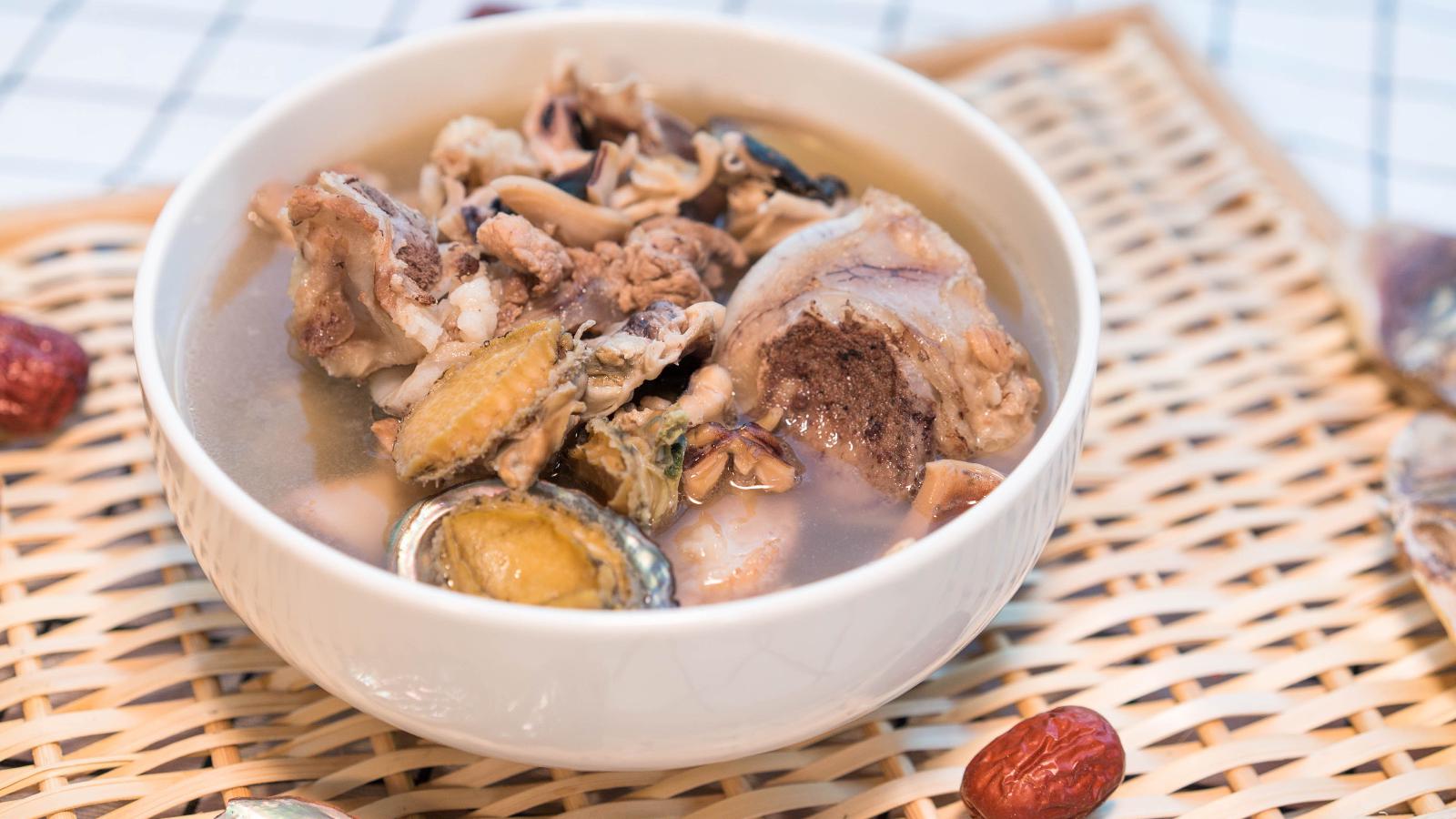 汤汁浓郁的大骨鲍鱼墨鱼汤,很可能是最适合双鱼座的一款汤哦