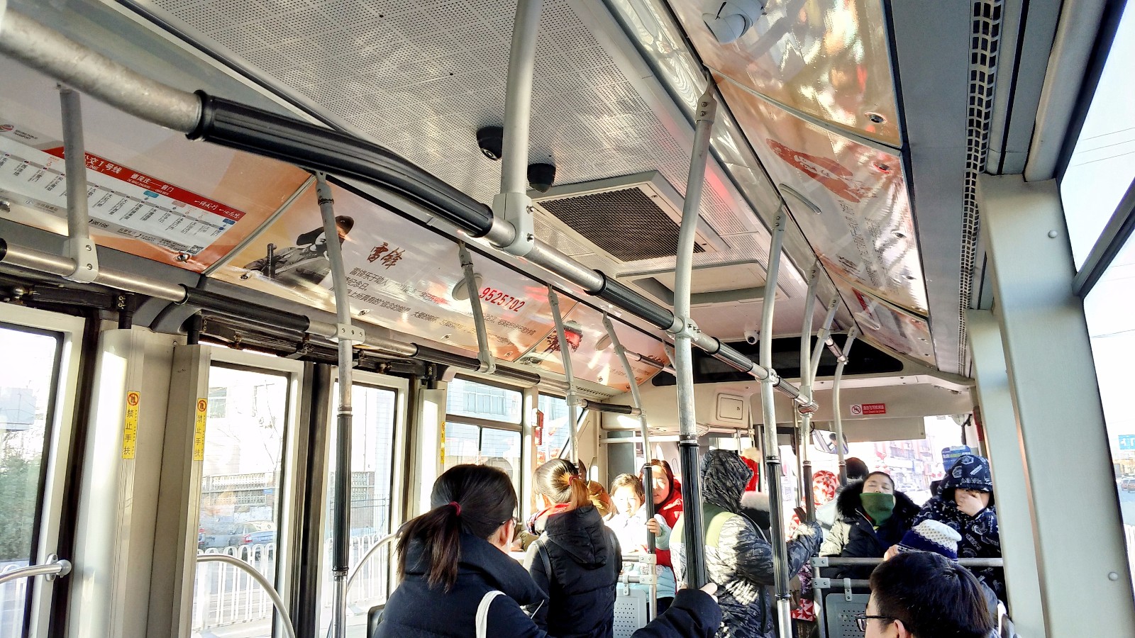 北京一公交车内再现雷锋海报,50年后的今天,我们该怎么学雷锋?