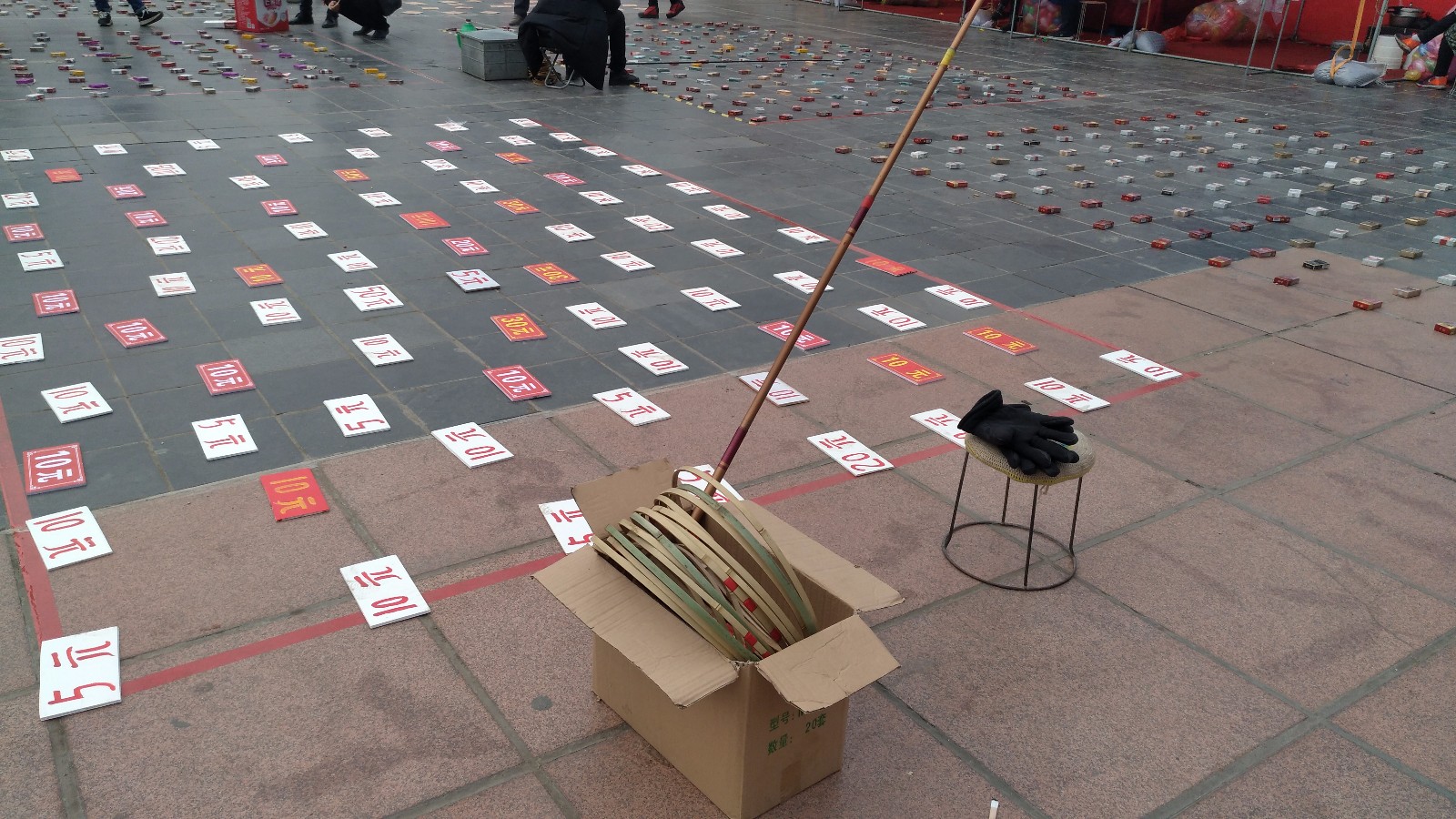 春节地摊套圈游戏暗藏猫腻 不知不觉诓人钱财