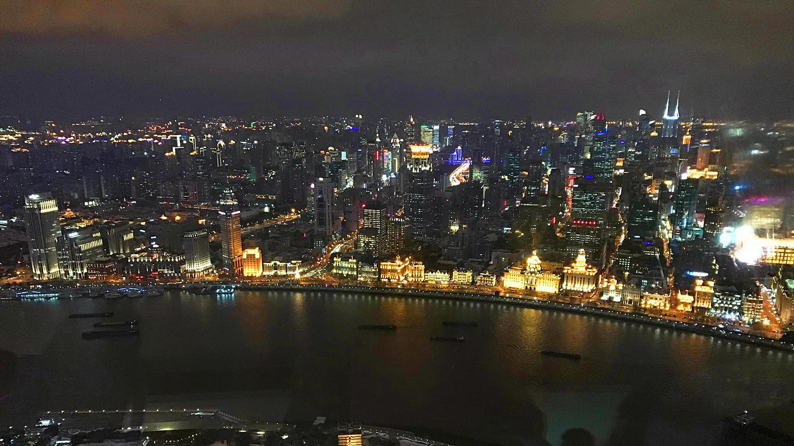 从东方明珠塔俯瞰上海夜景
