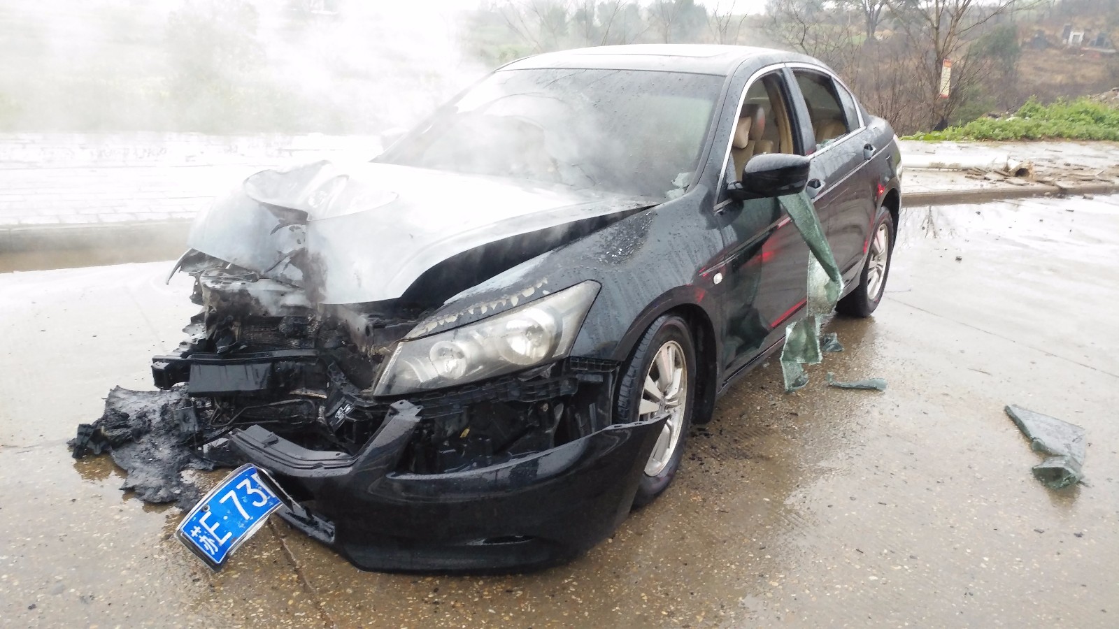 小汽车突发着火 九江都昌消防官兵紧急处置