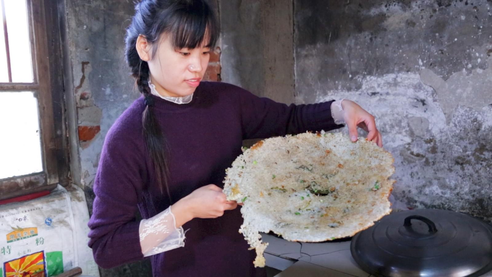 农村美女用地灶做出一大锅的锅巴,香香.