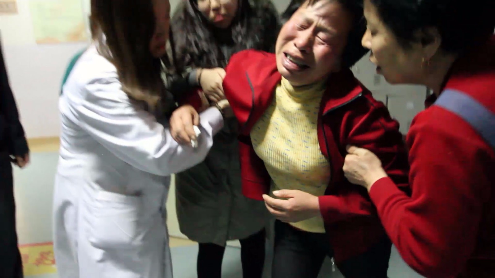 寒门孝子刚考取硕士生患尿毒症 母亲跪求帮助_新浪看点