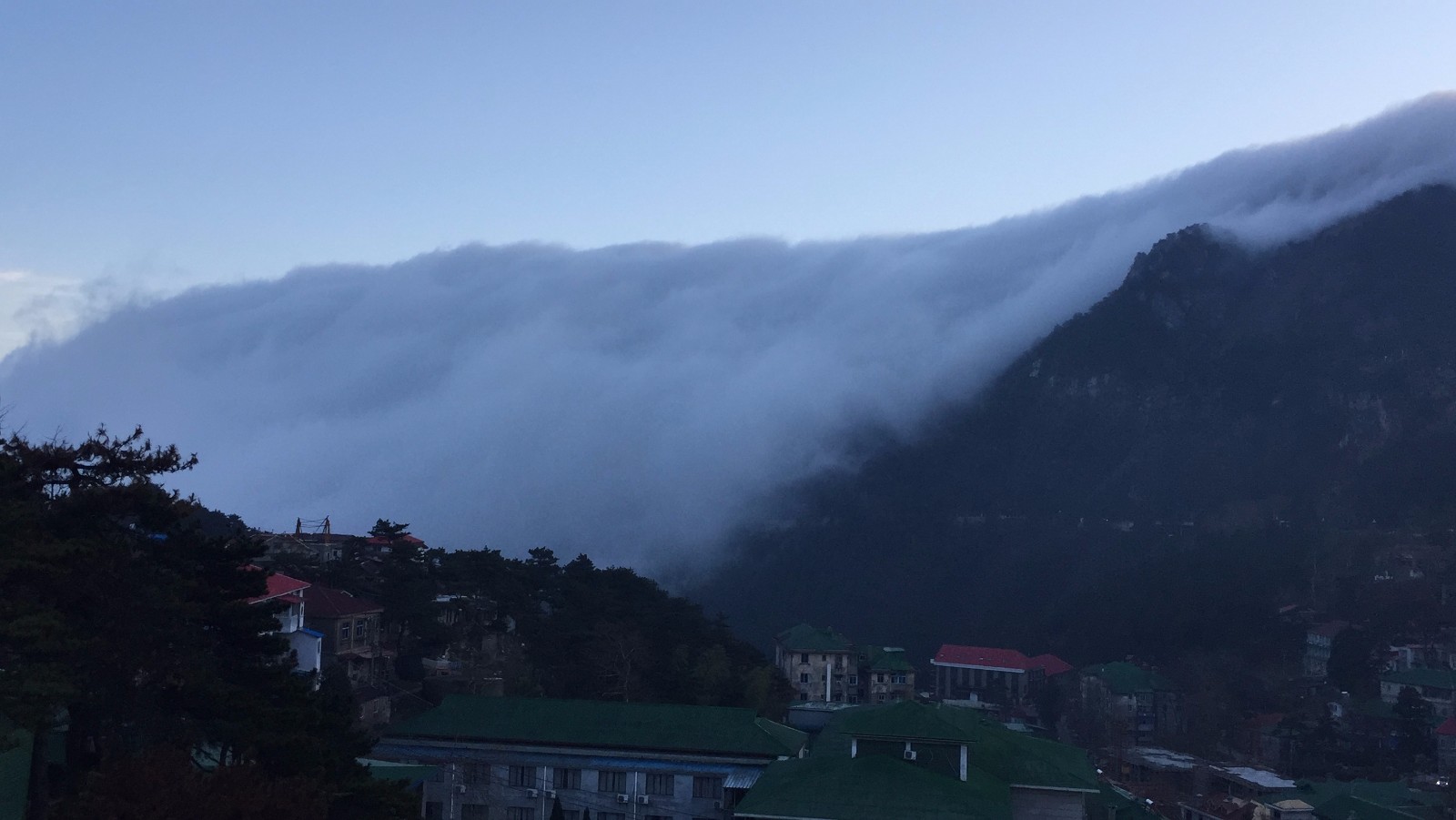 壮观瀑布云覆盖庐山牯岭