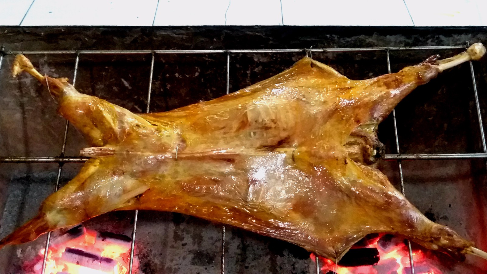 山城最具人气的烤全羊之一温泉秘制烤全羊