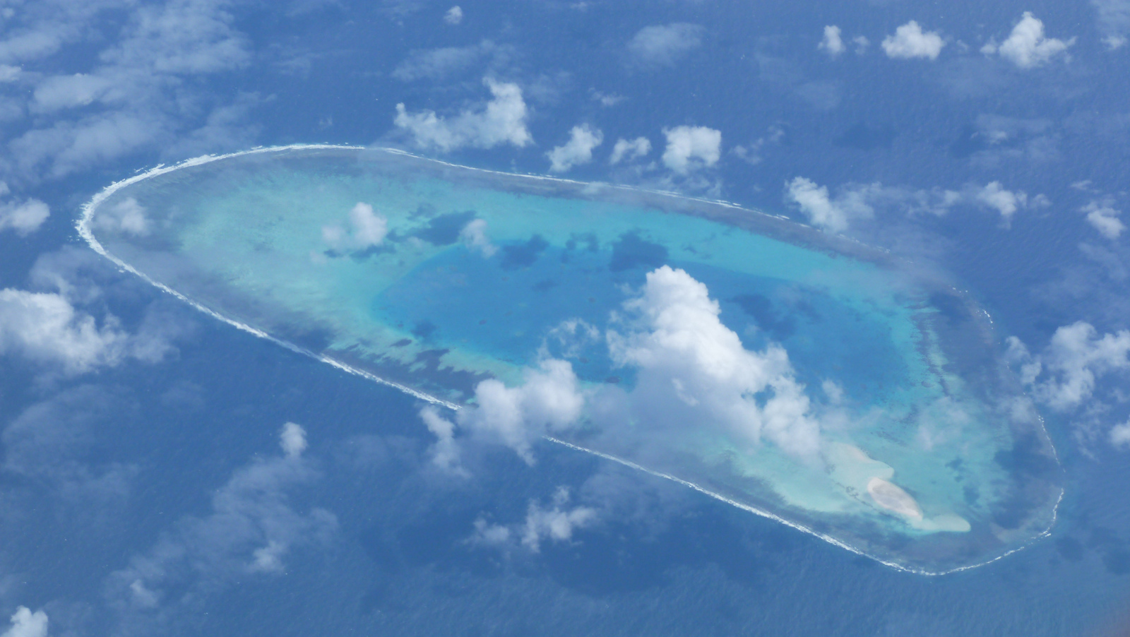 三沙市是由西沙,中沙,南沙的岛礁及其海域组成,东西相距900千米,南北