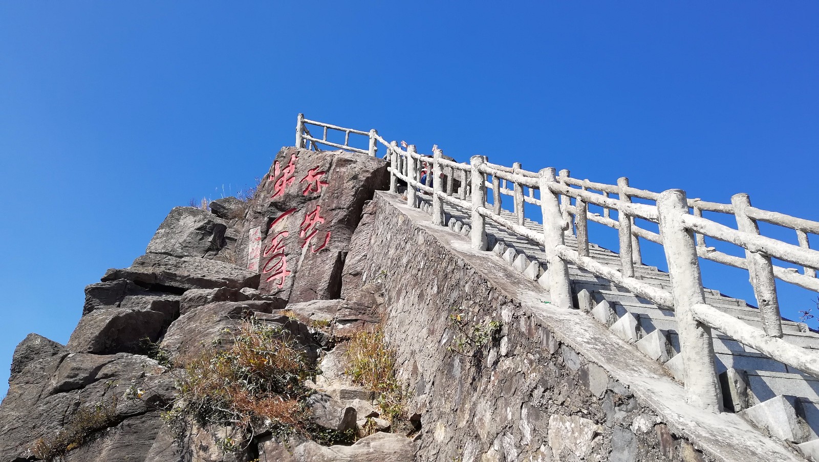登上东莞第一高峰,体验"会当凌绝顶,一览众山小"的感觉!