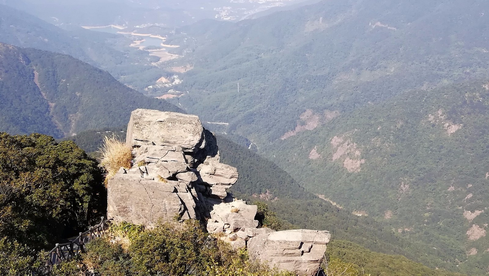 登上东莞第一高峰,体验“会当凌绝顶,一览众山小”的感觉!_新浪新闻