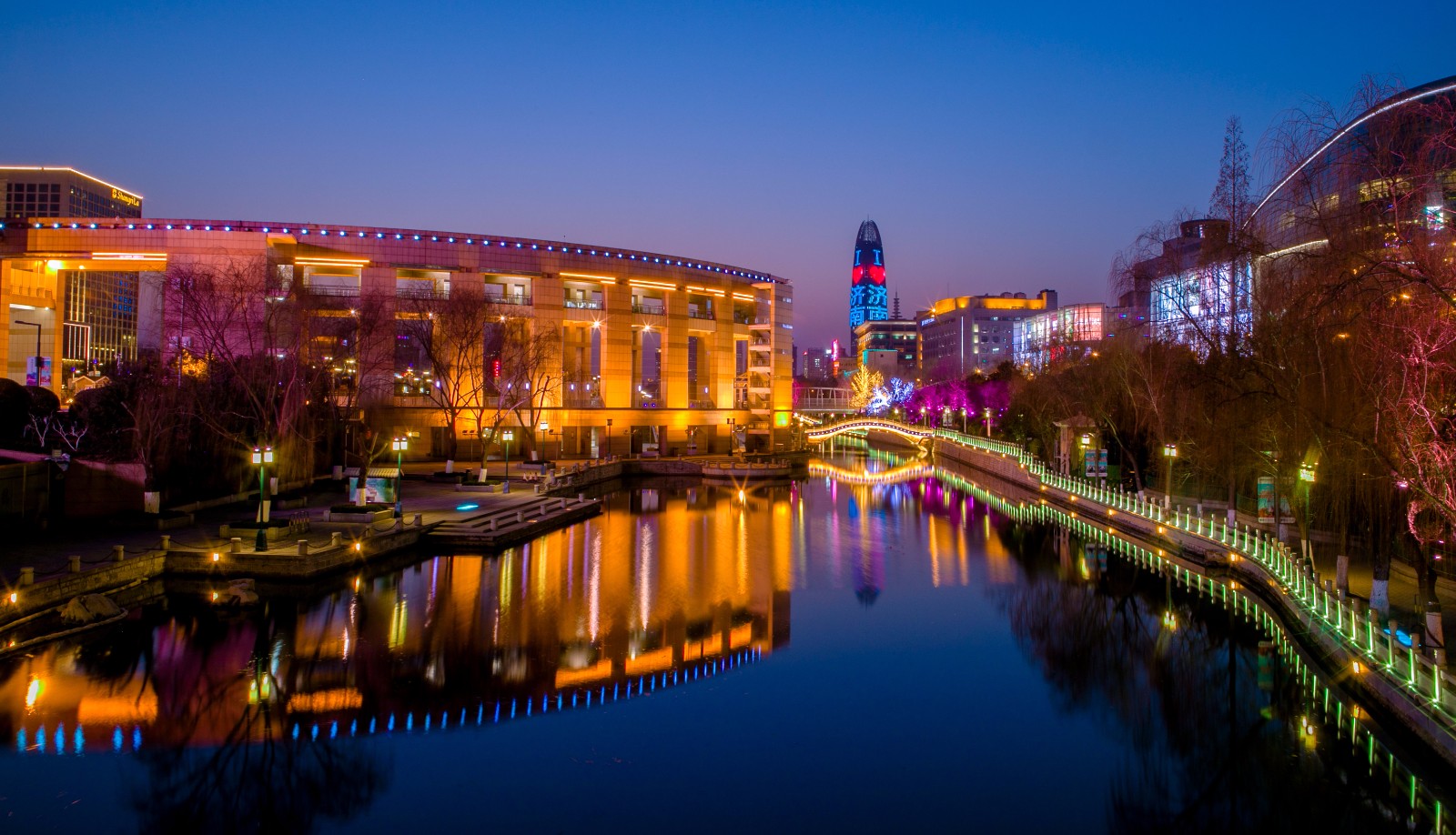 济南泉城广场夜色璀璨