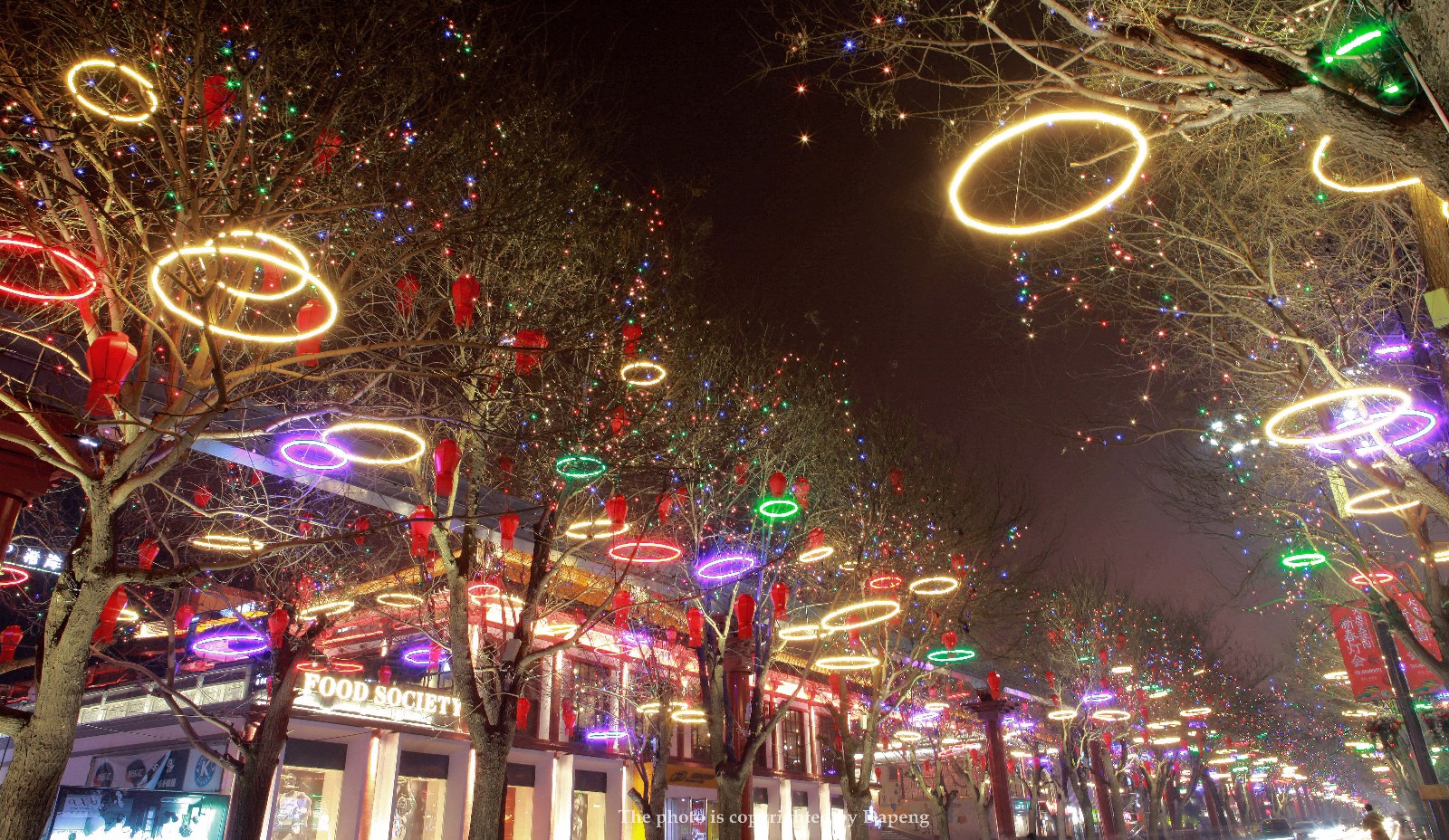 曲江辖区的大小街道,雕塑,楼宇,桥梁以及广场等相继被点亮,使得夜晚的