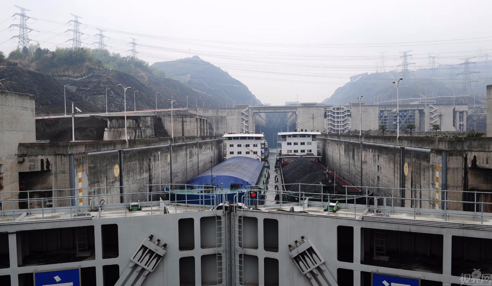 全球最大的三峡船闸:造它削平了18座山头,轮船经过如爬楼梯|船闸|山头|三峡大坝|船舶|天下第一门_新浪新闻