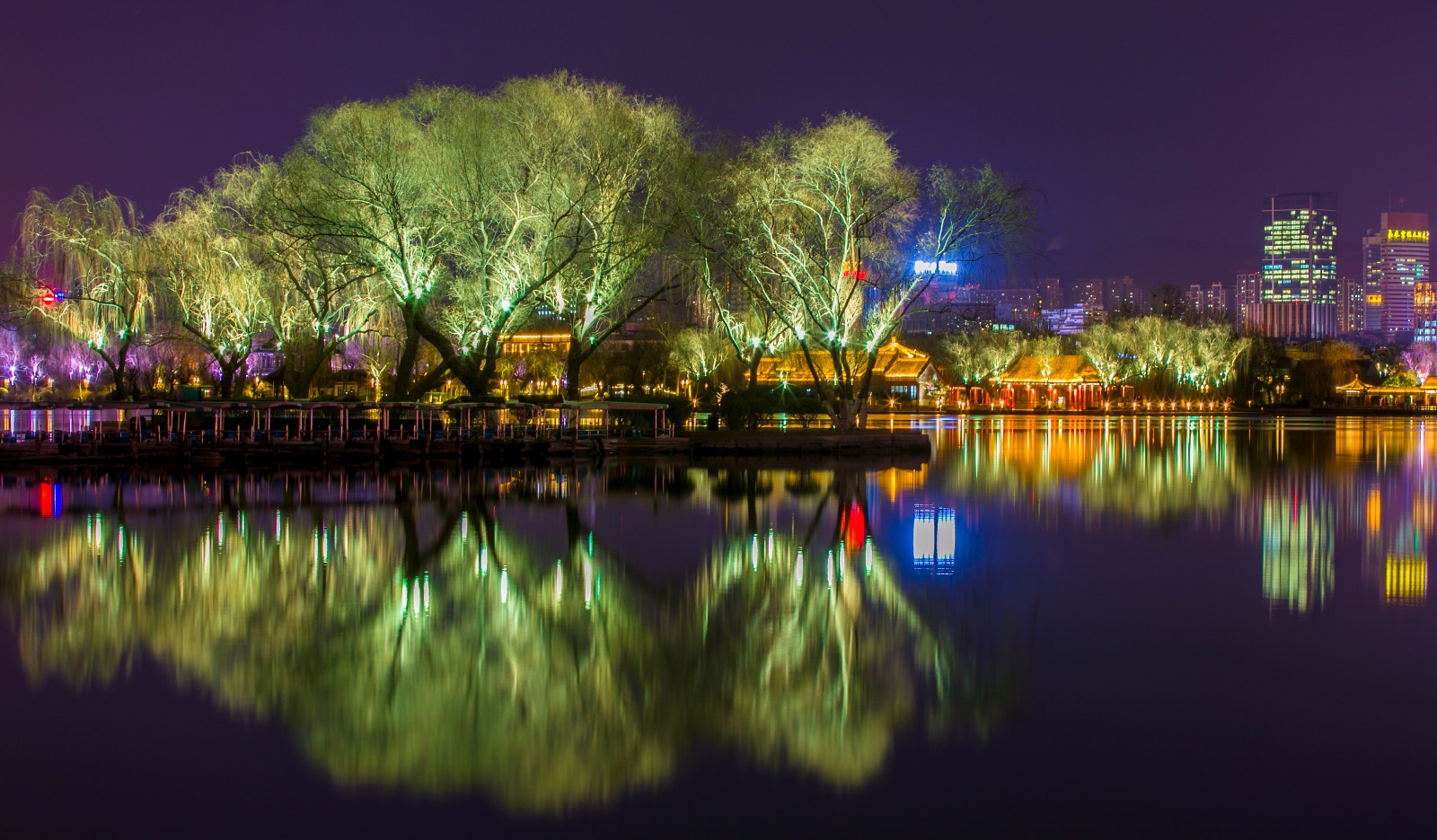 天寒地冻好在大明湖的灯光让你感觉暖暖的