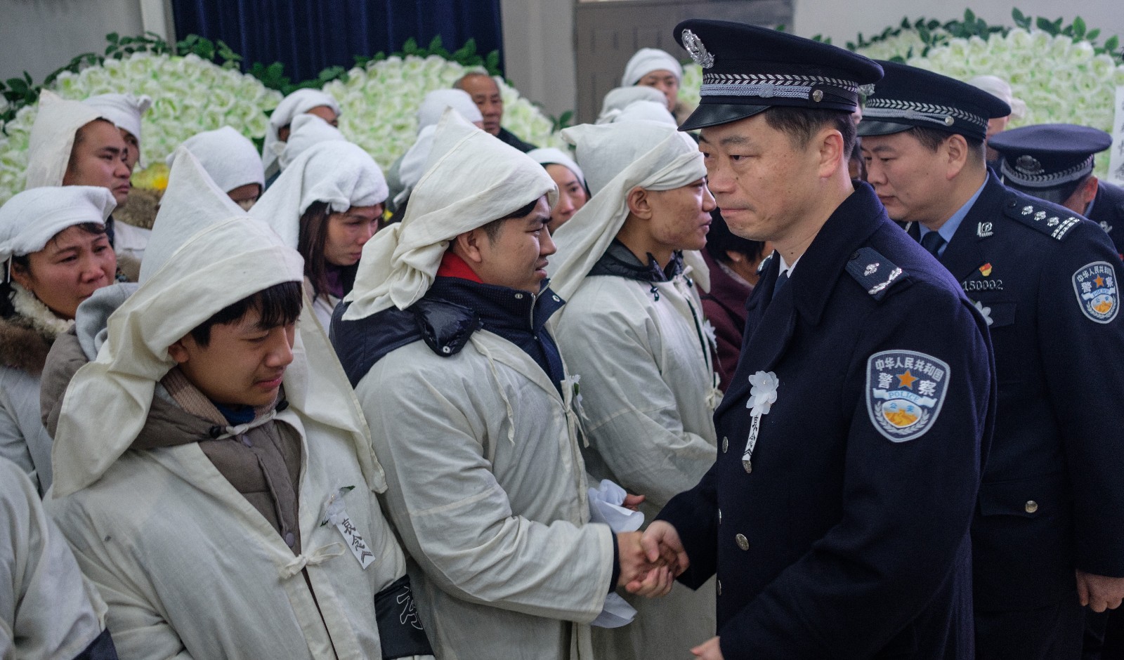 当人们在喜迎初雪的时候,临武县公安局城关派出所民警罗方仁却因劳累
