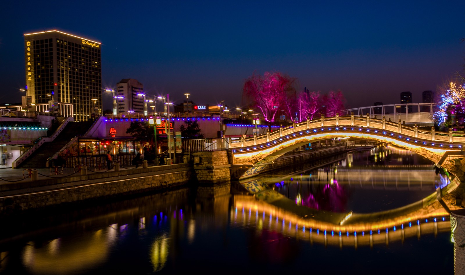 济南泉城广场夜色璀璨