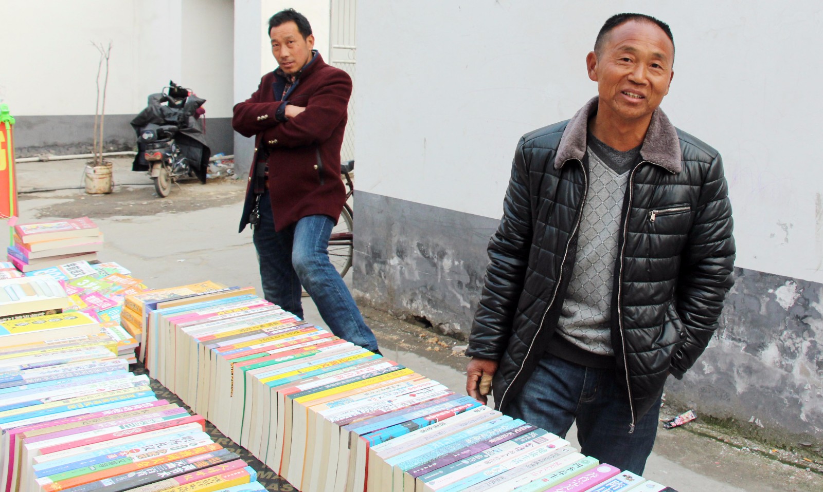 书店老板卖不够房租,跨省摆摊买书按斤称