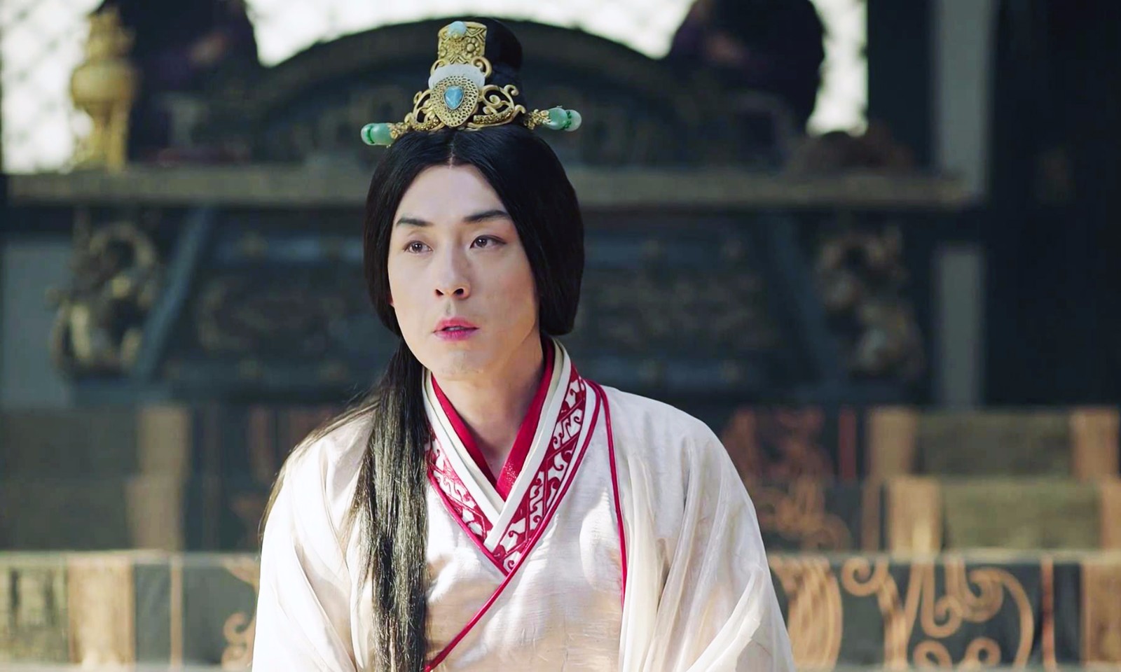 虎啸龙吟 中三个人男扮女装 这个人却是女扮男装