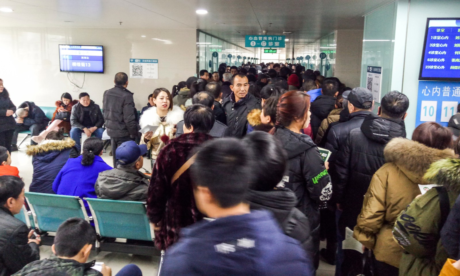 沈阳节后上班第一天 医院人满为患