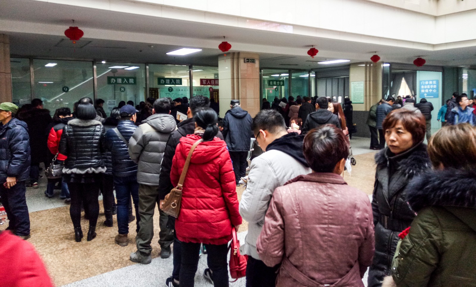 住院处前患者也排起了长队,节后第一天就迎来了就医高潮