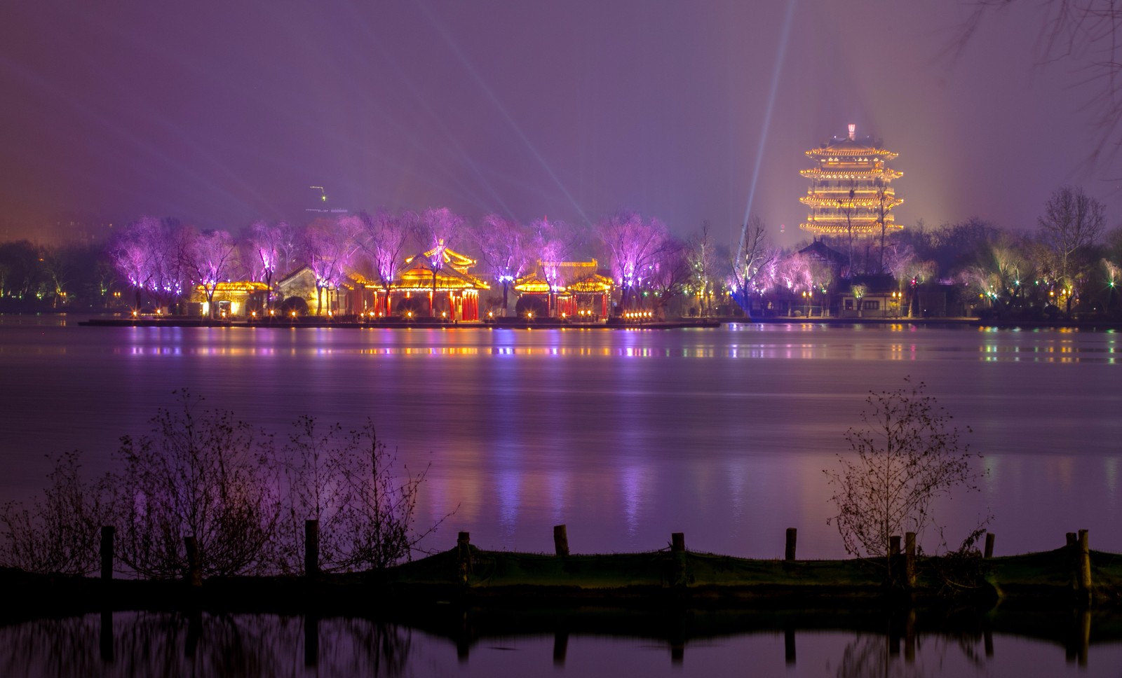 济南大明湖灯亮了
