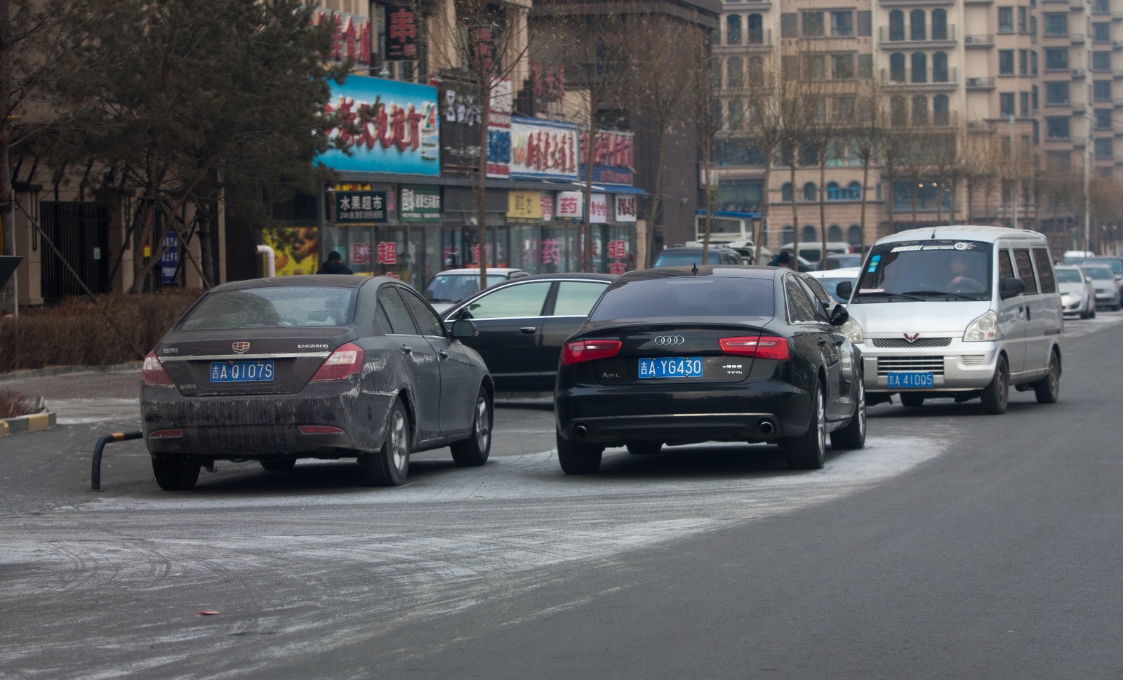 长春南部新城泰景街 现乱停车 路中央随意停 道路两旁并排停