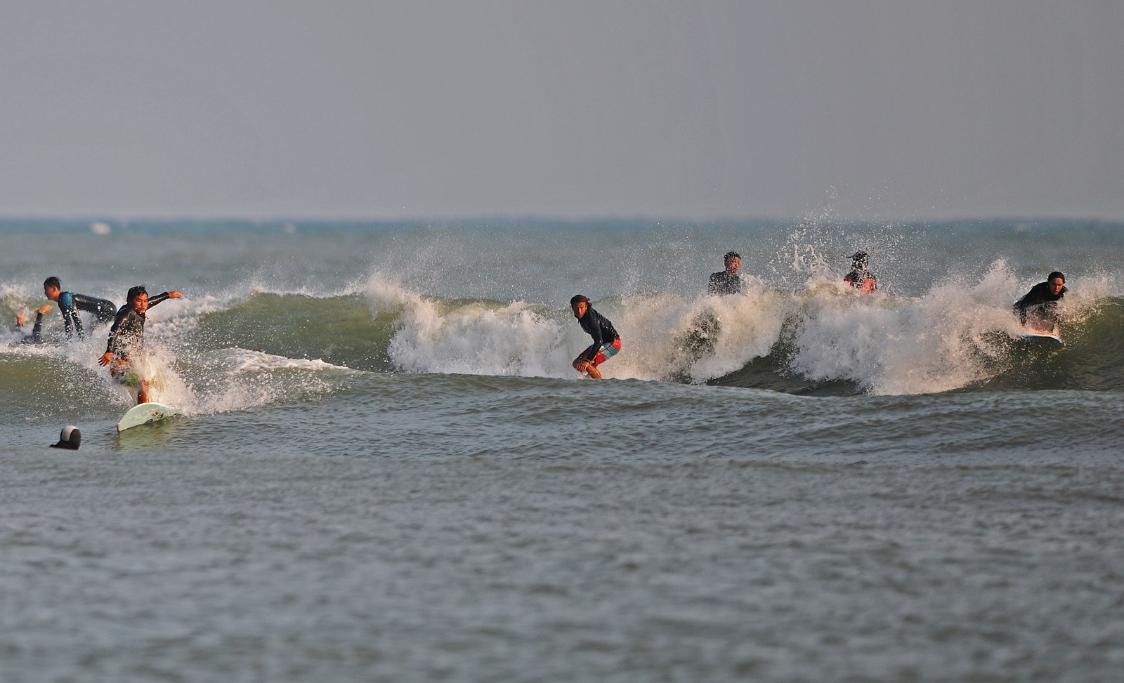 冲浪爱好者聚集海南 海浪中穿梭如飞鱼_新浪看点