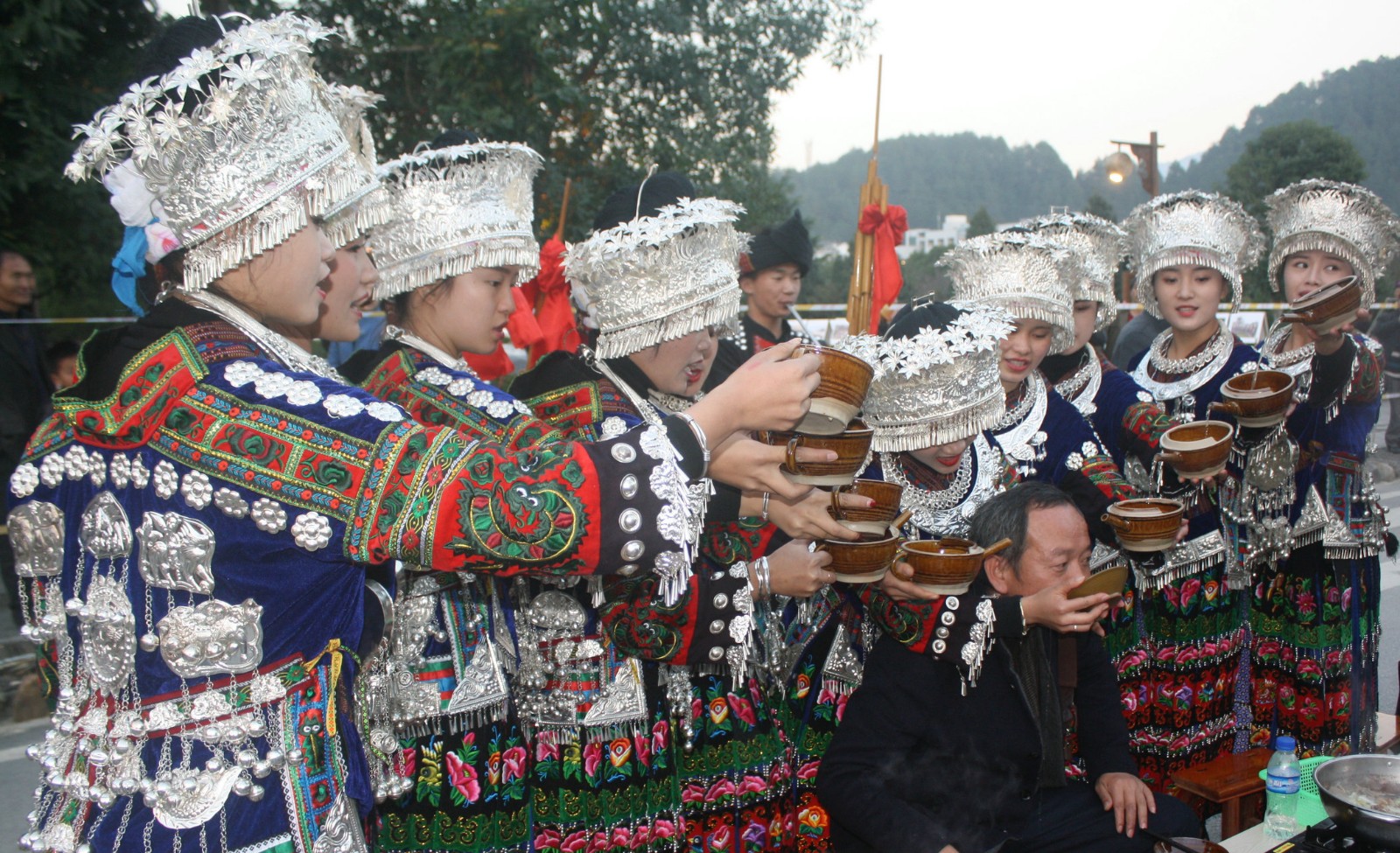 苗族有一种敬酒叫"高山流水",如果你没喝过,就等于没来过贵州