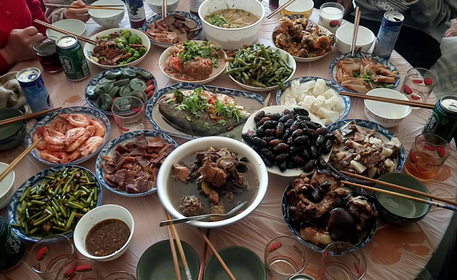 丈母娘春节拿传统美食款待女婿姑爷吃得如小猪