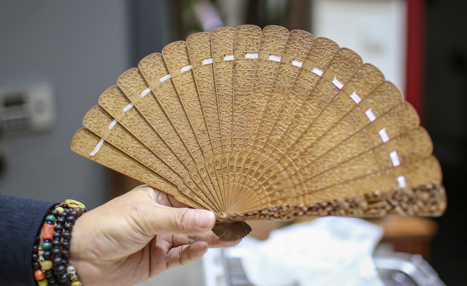 爱好者收藏外销扇 欧洲宫廷贵妇曾以它为时尚