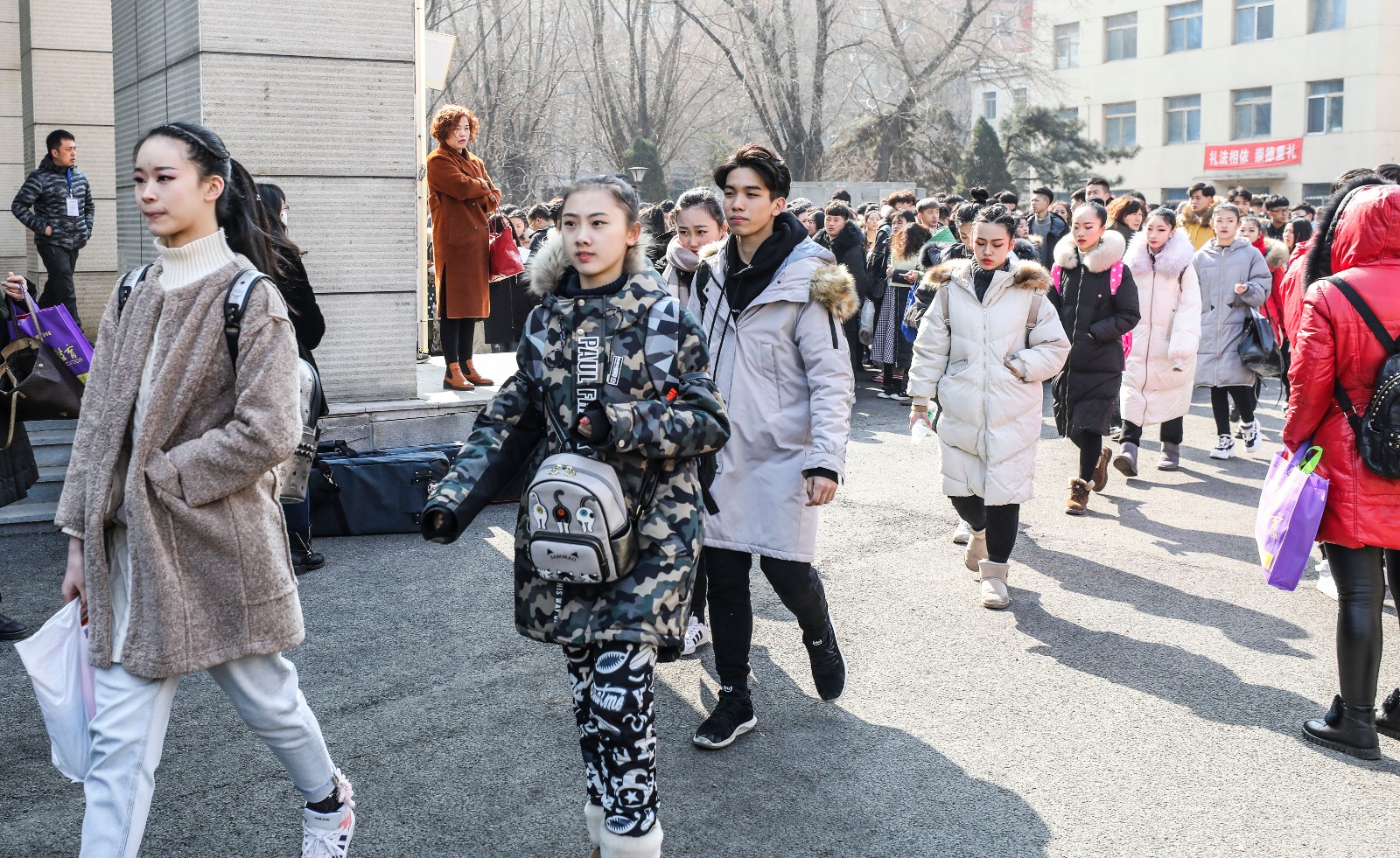 沈阳音乐学院艺考拉开帷幕寒风中美女盛装亮相