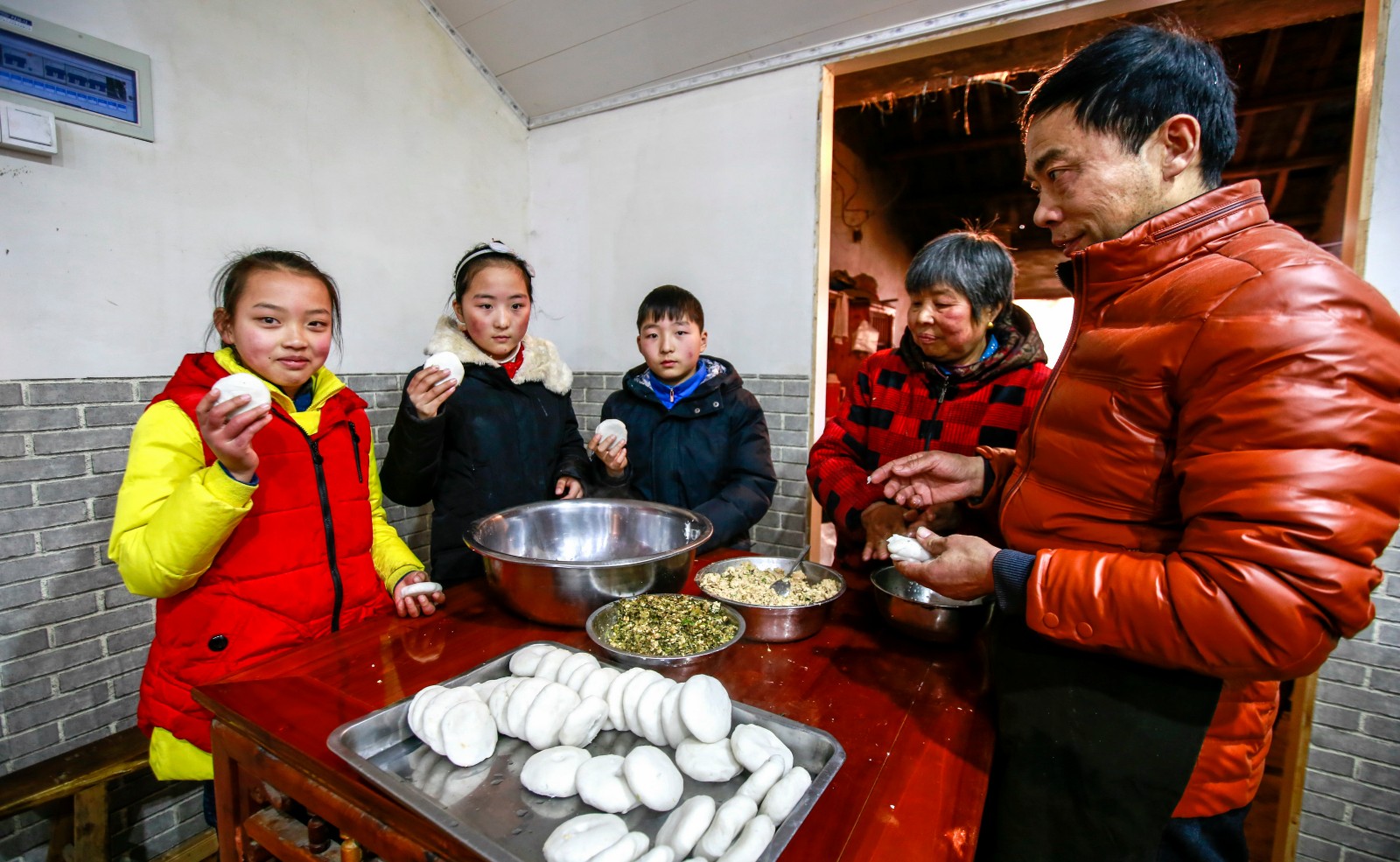 小学生体验传统民俗 亲手做"送灶粑粑"