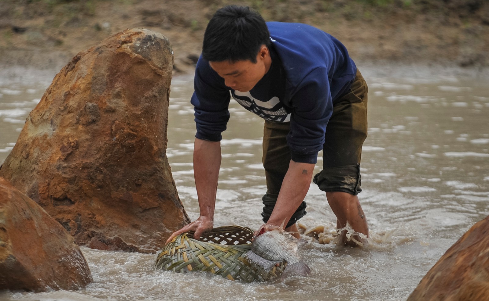 5旬村民鱼塘里抓鱼 动作娴熟像变戏法