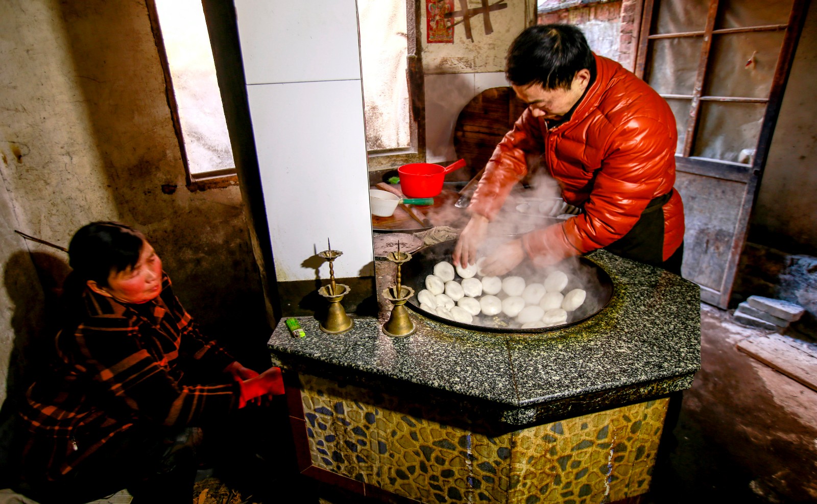 小学生体验传统民俗 亲手做"送灶粑粑"