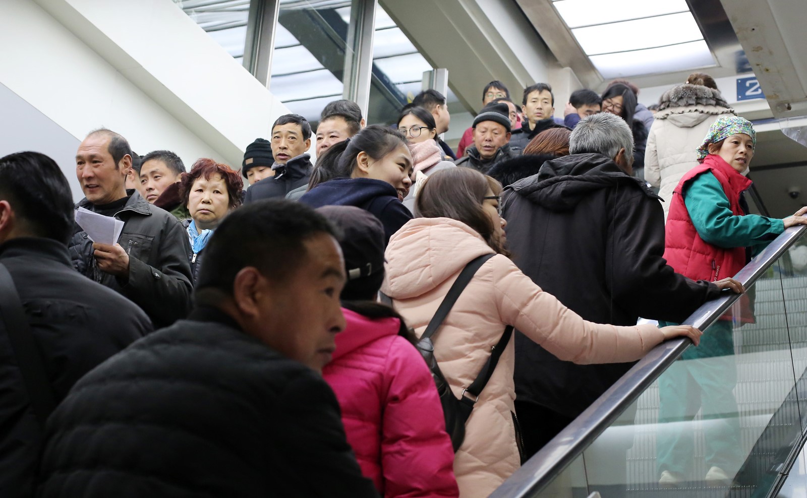 实拍"全球最大医院":拥挤场面堪比春运,乘扶梯要排队