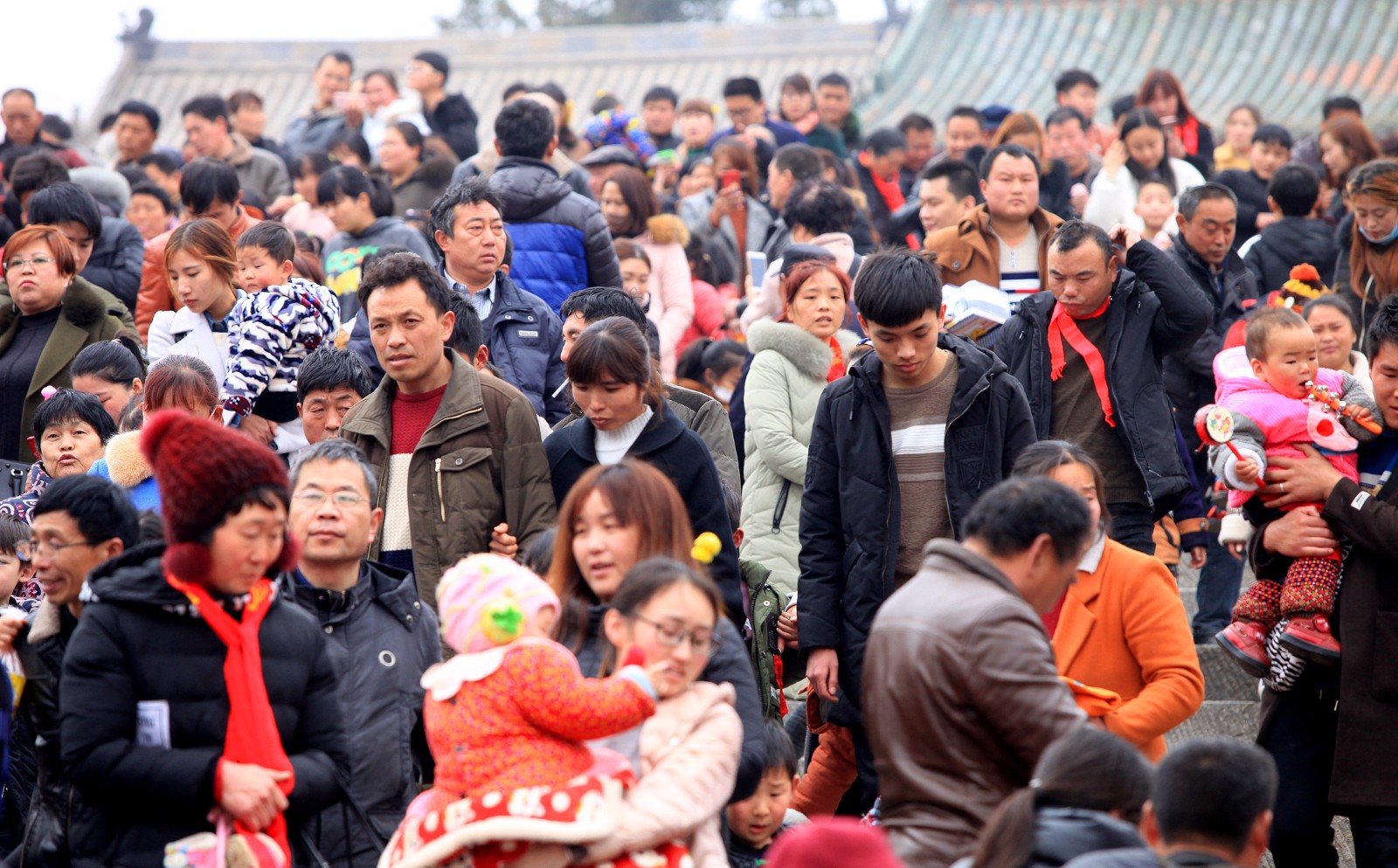 实拍华北最大千年庙会 现场就是人从众