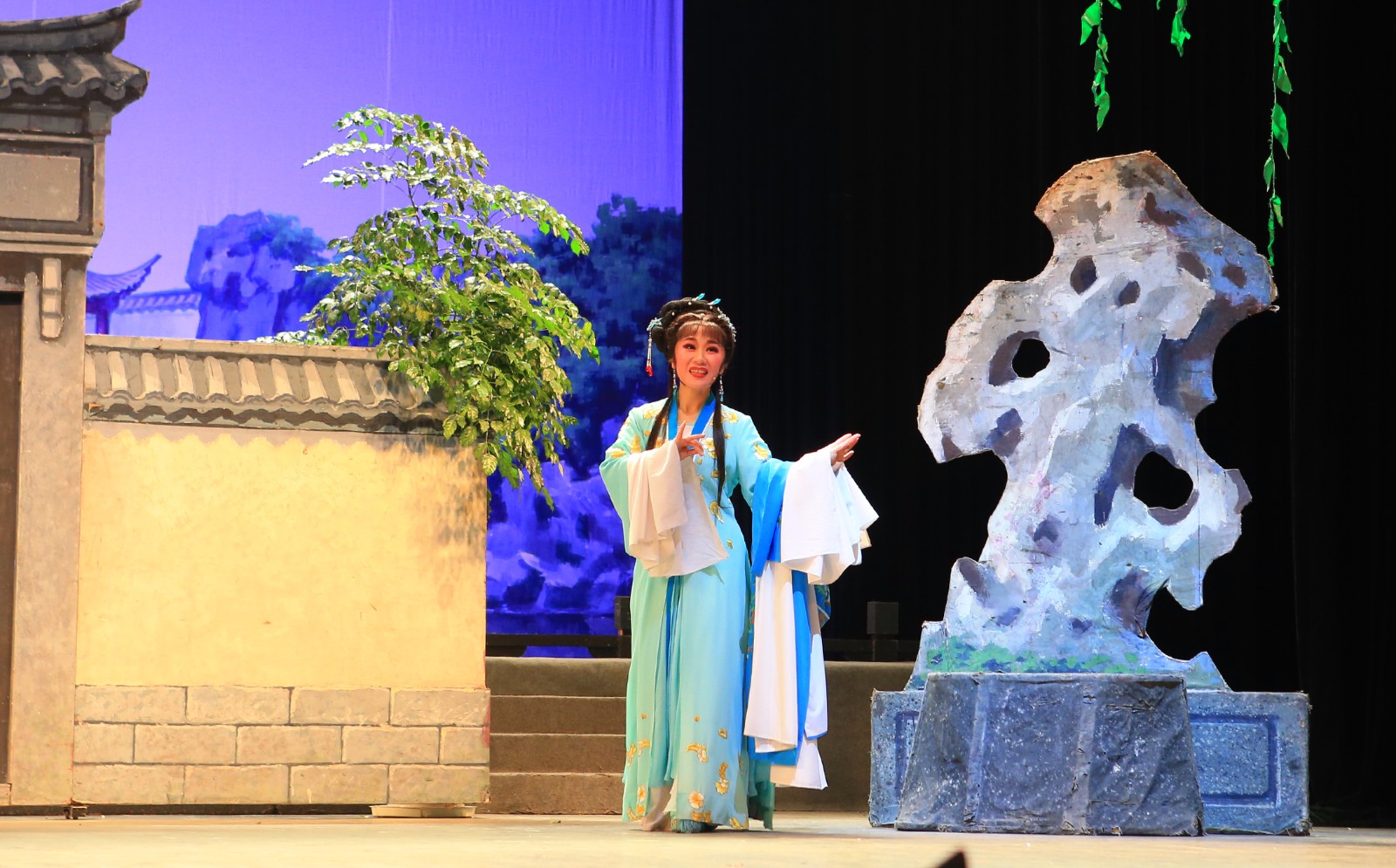 越剧爱好者自排自演《白兔记》岛城受追捧