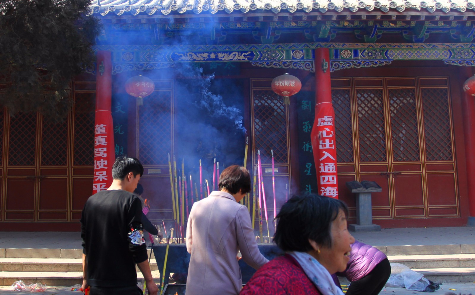 车神庙前,香火旺盛,两幅对联更是寓意着是这是保佑驾驶员和汽车的地方