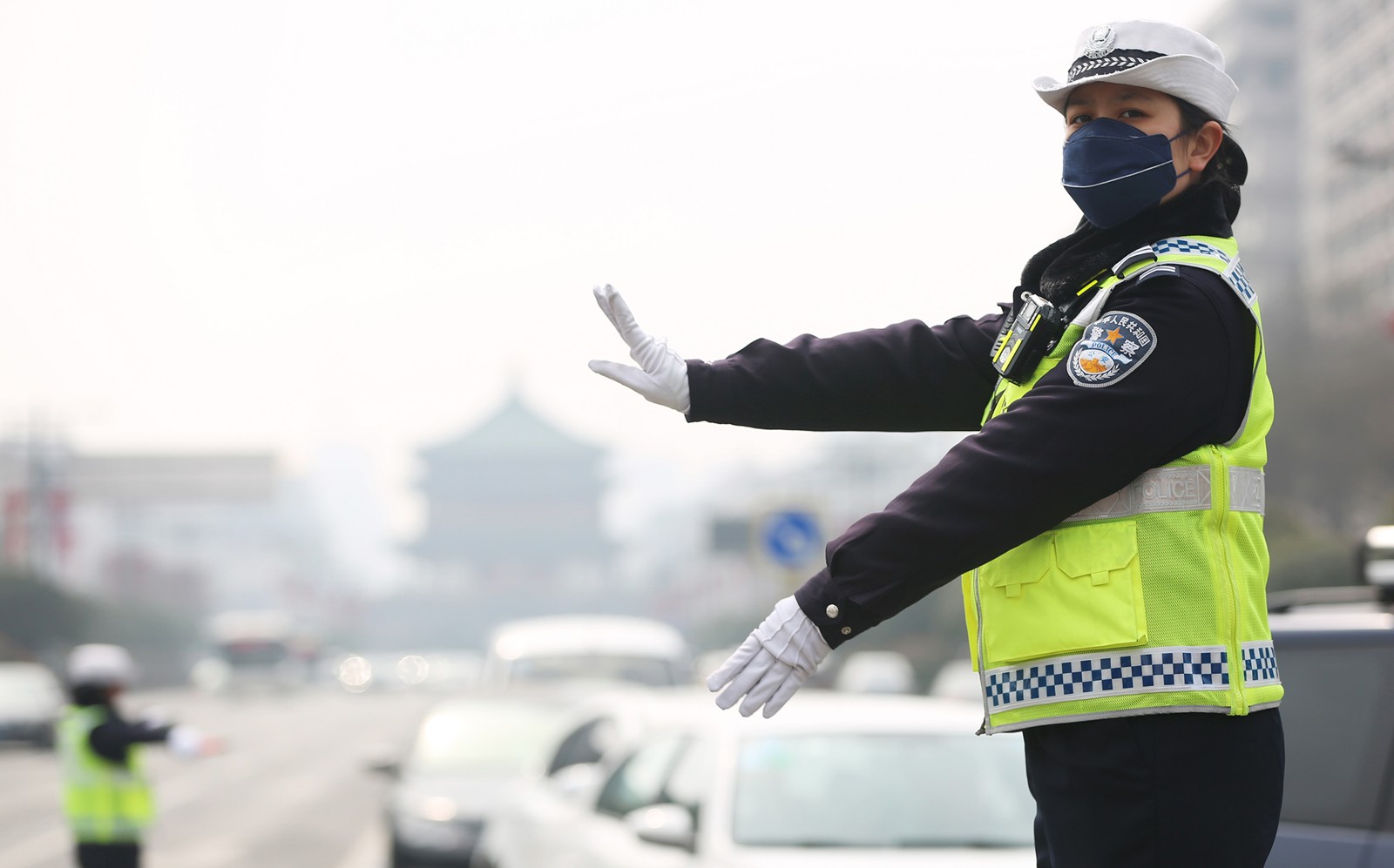 女交警每次挥手都希望车辆快速通行