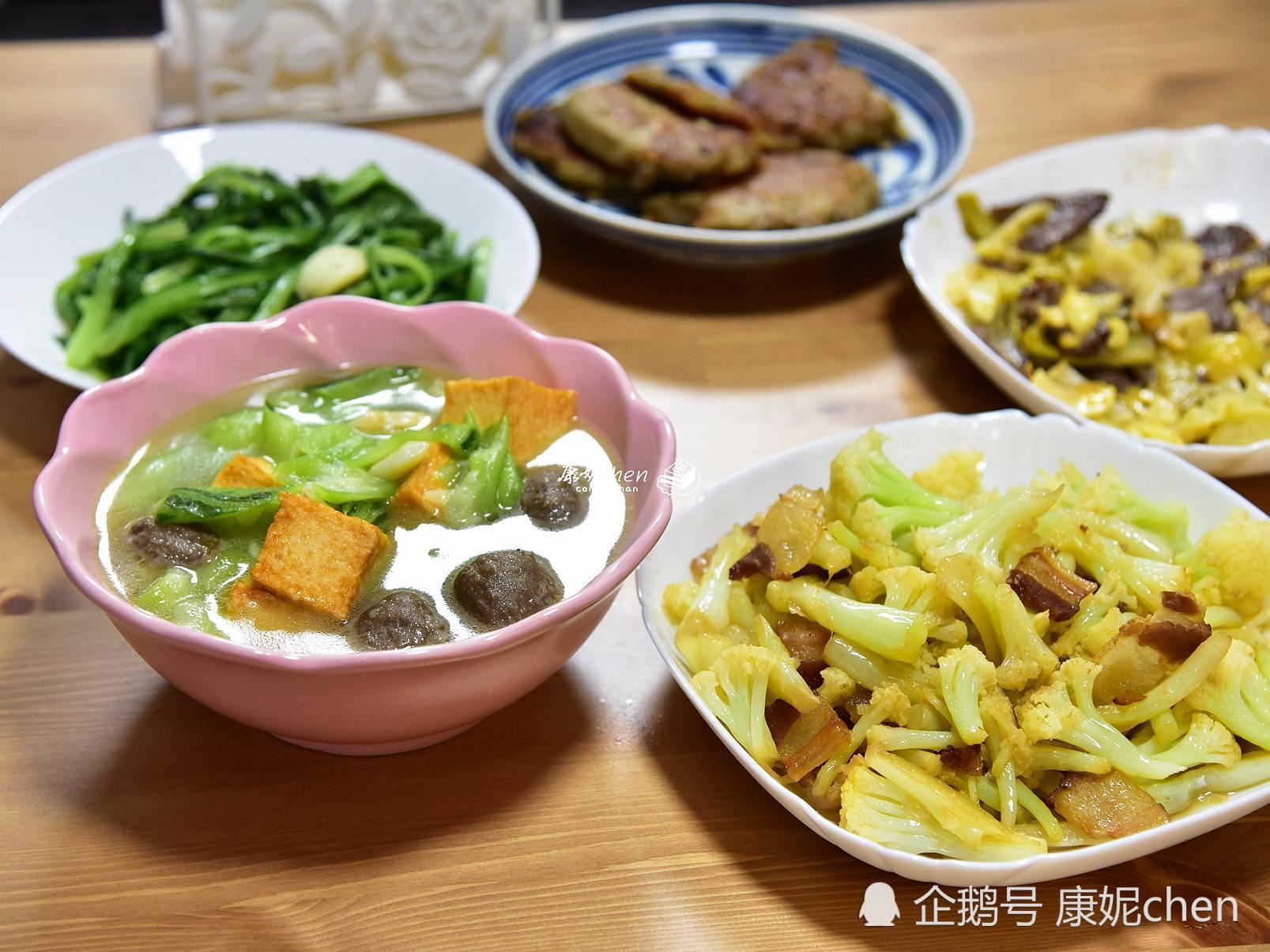 周末妈妈做的午餐,既有汤又有煎饼,普通的家常菜,吃出家的味道