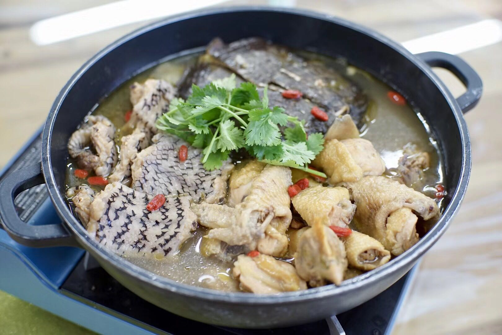 客家米酒煮三宝,有蛇有鳖还有鸡,鲜掉眉毛补到满血