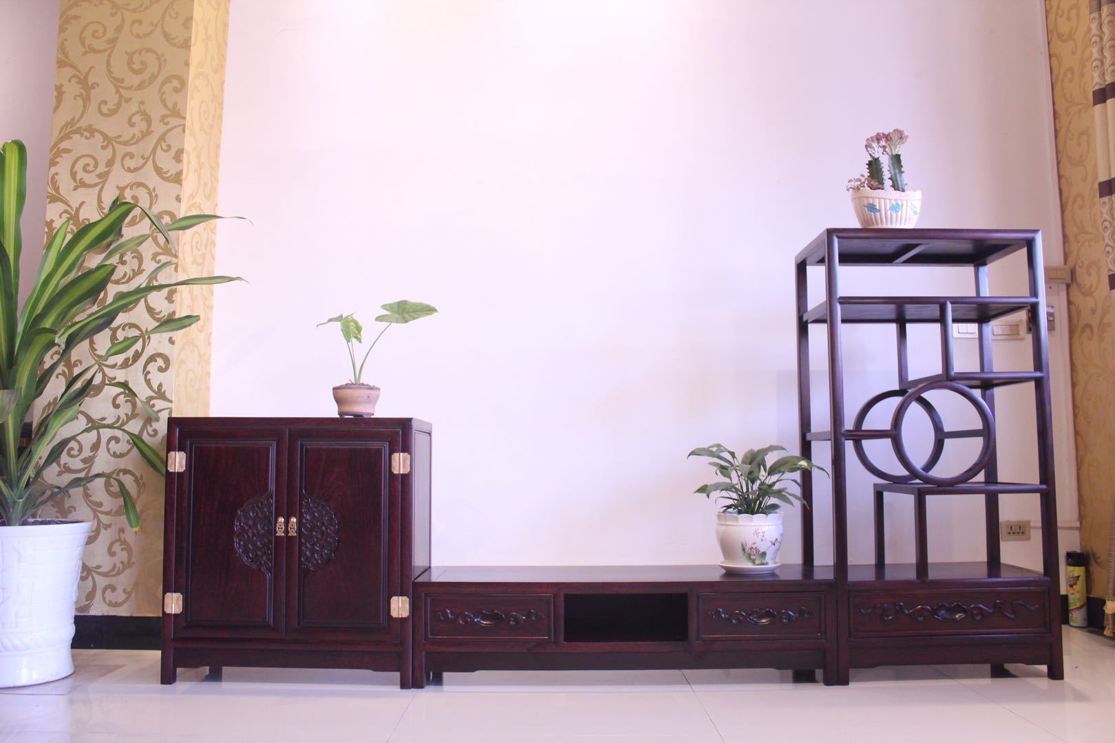 尊贵典雅的血檀电视柜,客厅装修的点睛之笔