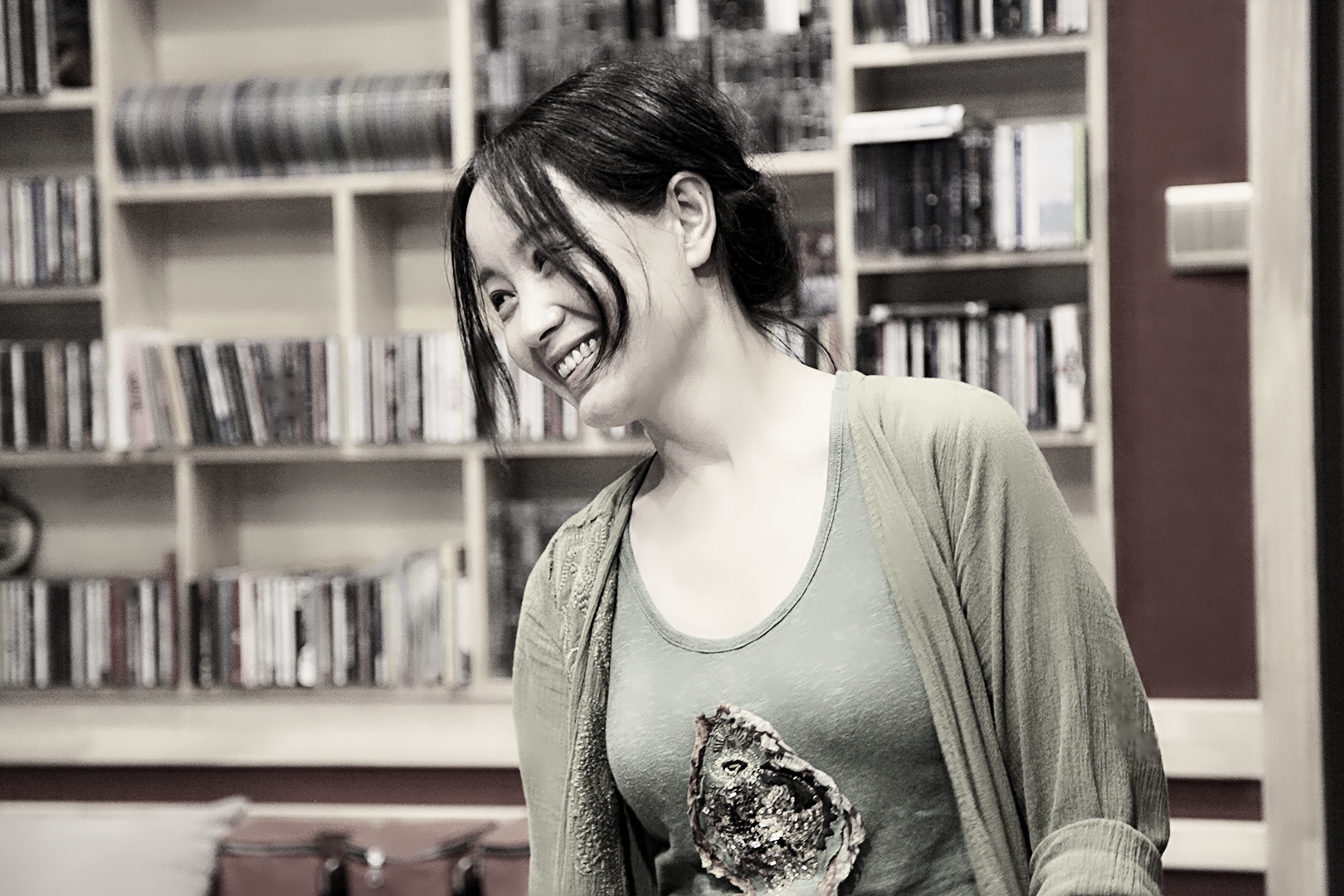 她曾连登5次春晚,爱上恩师怀孕被逼流产,今49岁未婚豪车相伴!