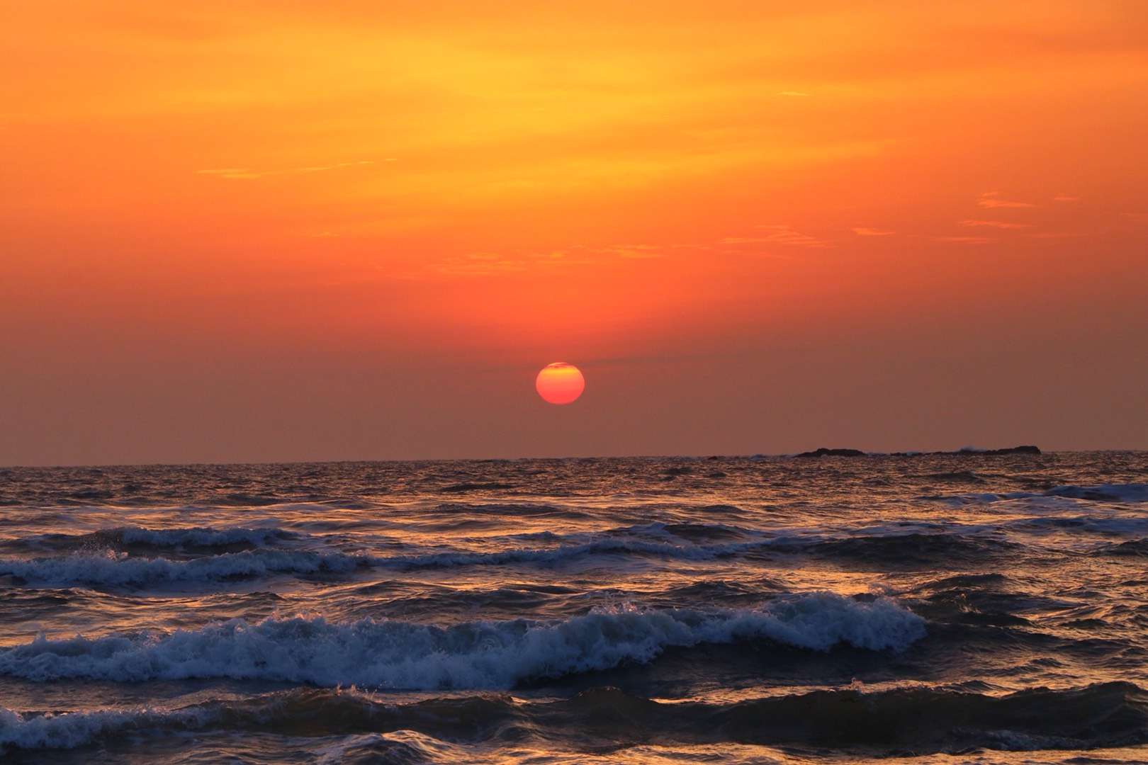 除夕早上,日照海滨现最美日出,朝霞满天,波涛汹涌
