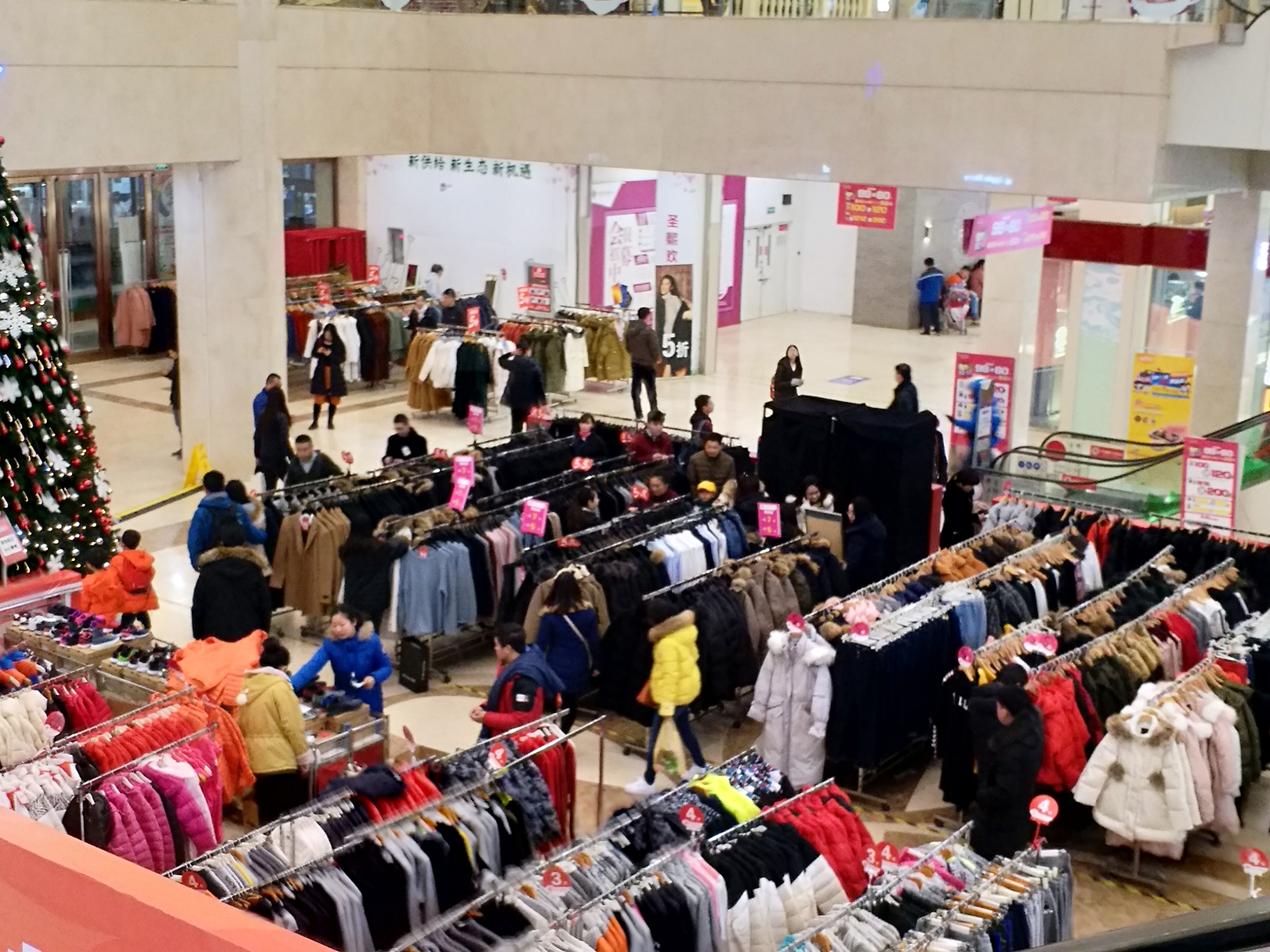 实拍:北京商场冬季特卖会,大衣3到6折顾客抢购,久违的"热闹"